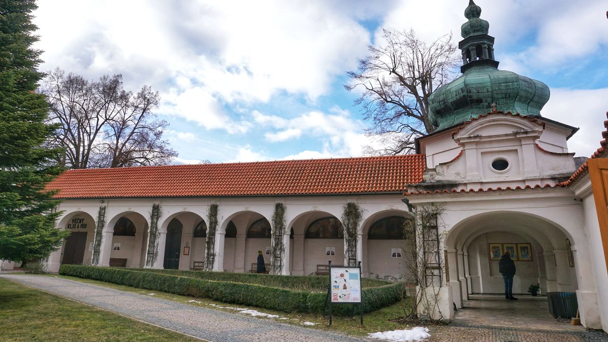 Klokotský klášter se studánkou a léčivým pramenem je místem zjevení Panny Marie